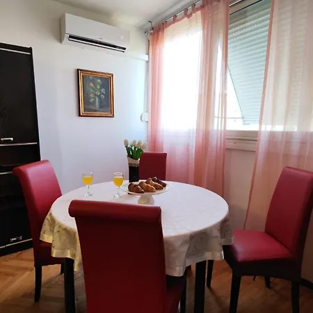 Gala With Free Parking Near Old Town Apartament